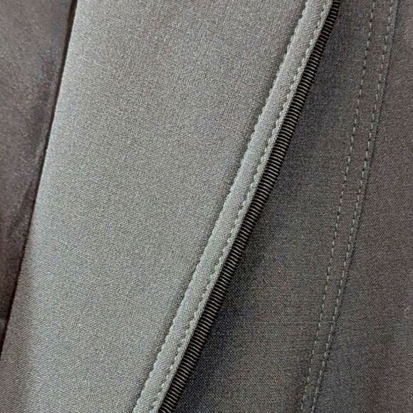 Elie Tahari Women's 2 Petite Single Button Wool Blazer in Grey with Black Trim - Picture 7 of 10